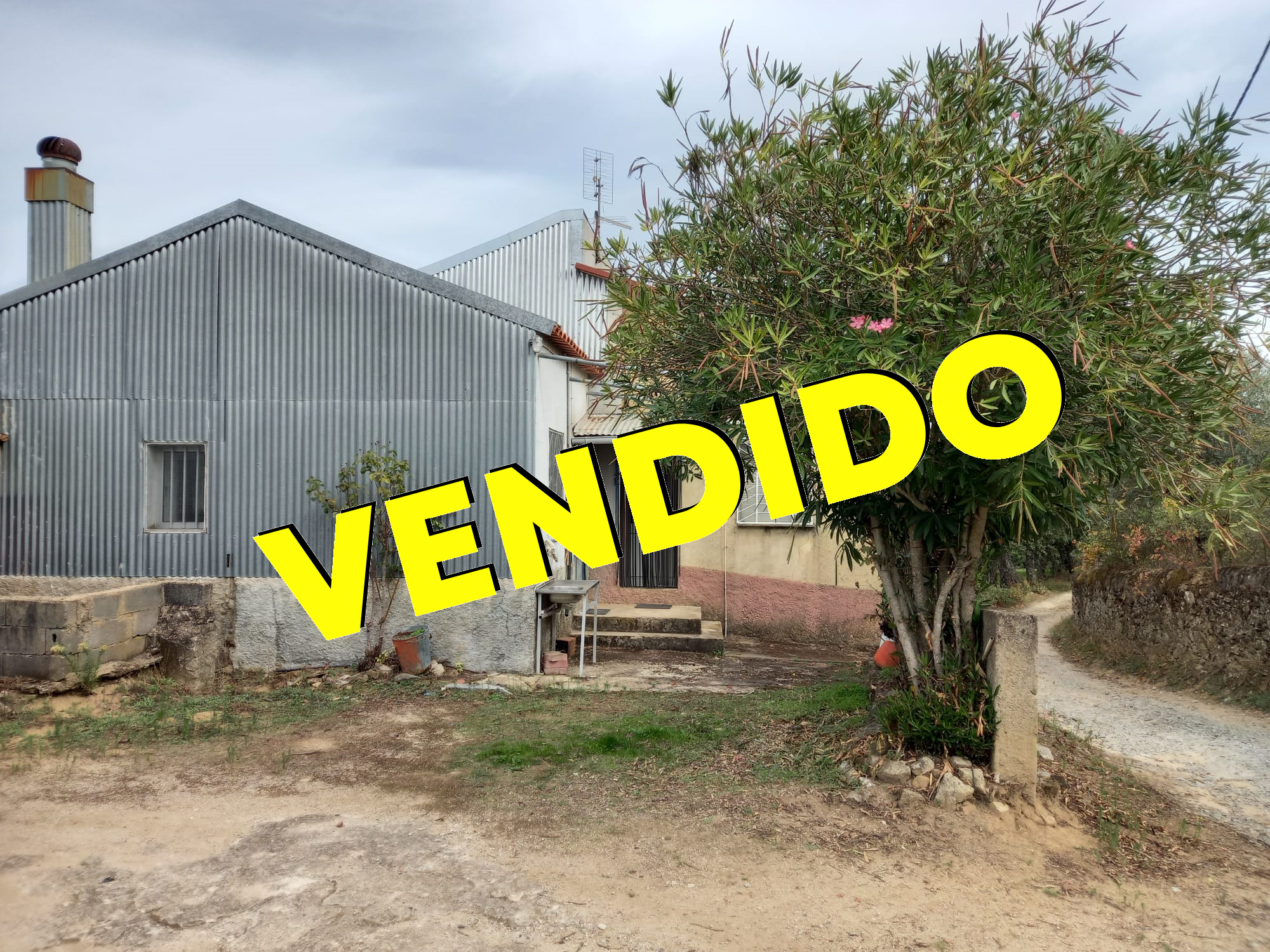Imagem Moradia com cerca de 100 m2 com terreno de 5.500m2 - 45.000€ - Valverde