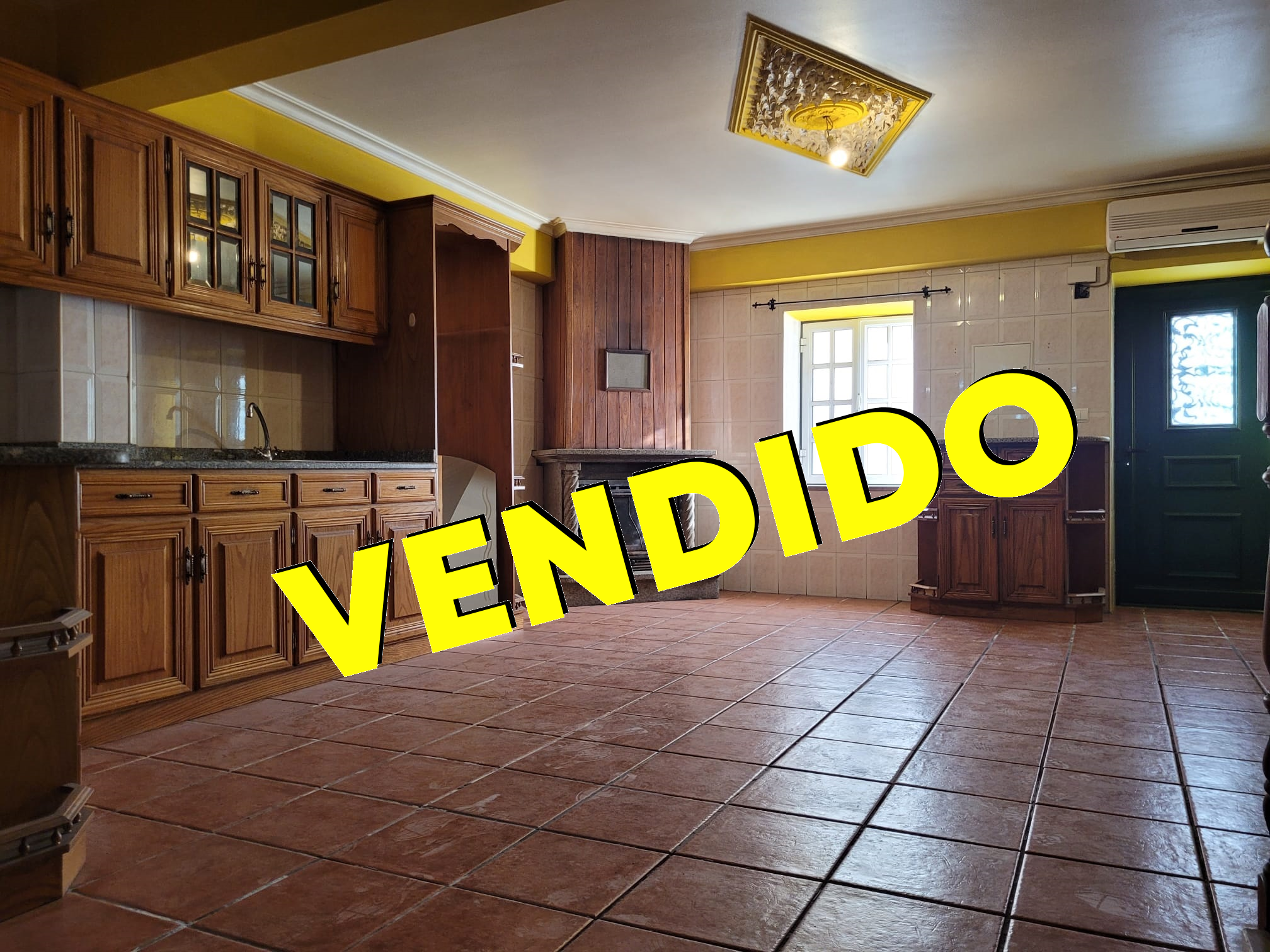 Imagem Moradia V4 - 80.000,00€ - Valverde (Carvalhal)