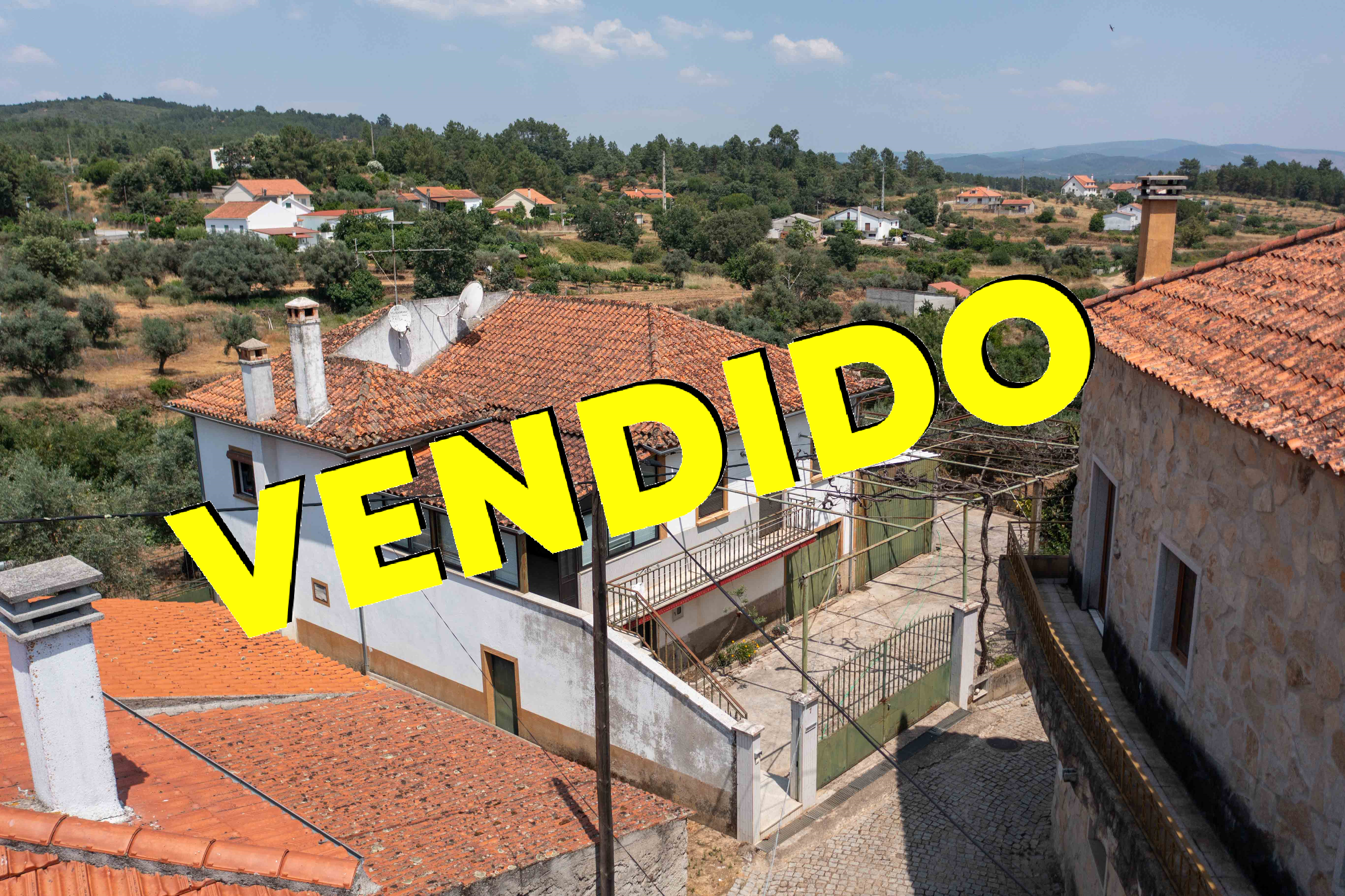 Imagem Moradia V3 c/ Garagem e Terreno - 120.000,00€ - Escarigo, Três Póvos